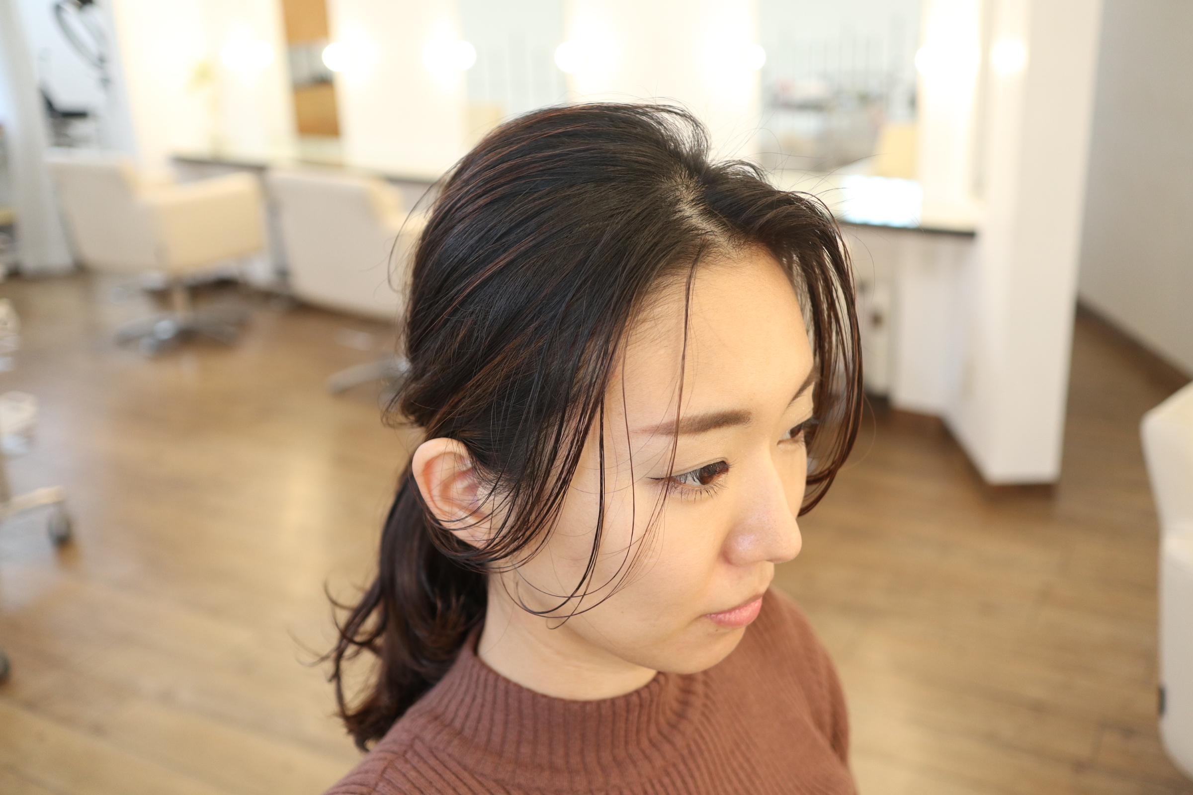ひと手間で簡単！ひとつ結びの「後頭部ふんわり」ヘアアレンジ術♪