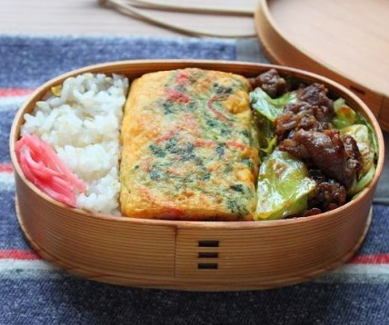 ドカンと1本！「牛こまホイコーロー」「かに玉風卵焼き」2品弁当