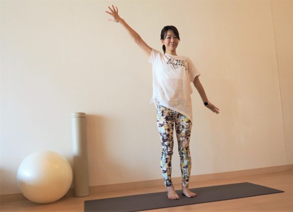 腕の上げ下げがラクになる♪肩甲骨まわりをほぐす「腕ねじりストレッチ」