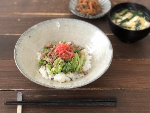 包丁もまな板も使わない!作り置きもできる「春キャベツと豚の味噌そぼろ丼」