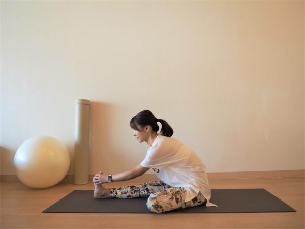 朝からスキップしたくなる!?溜まった疲れを解消する「下半身の背面ストレッチ」