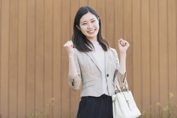 ラッキー！と喜ぶ女性