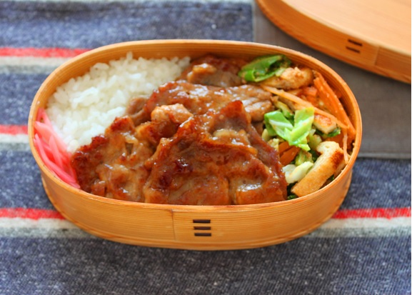 半分に折るのがコツ！「豚しょうが焼き」「キャベツのごまポン酢」2品弁当