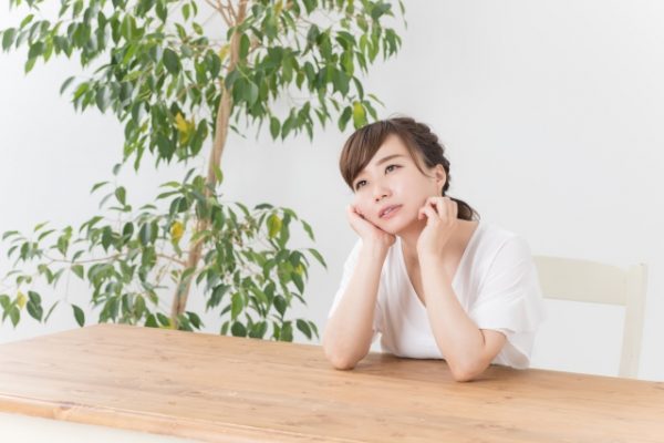 悩む女性