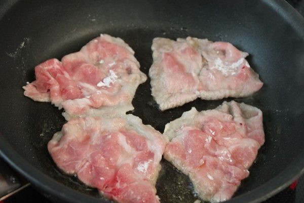 豚肉を焼く