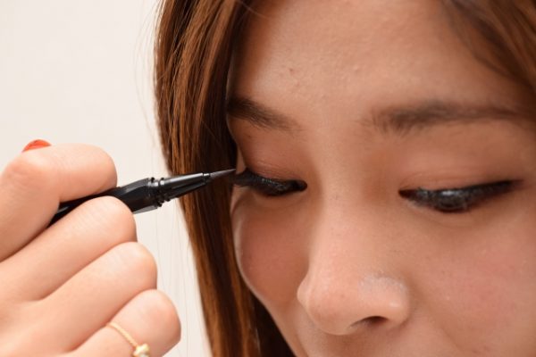 リキッドアイライナーを使う女性