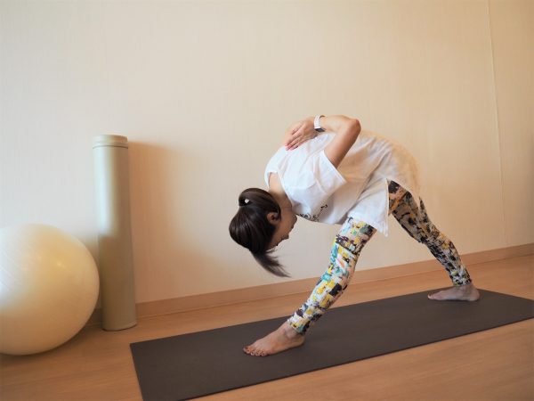 朝からスキップしたくなる!?溜まった疲れを解消する「下半身の背面ストレッチ」