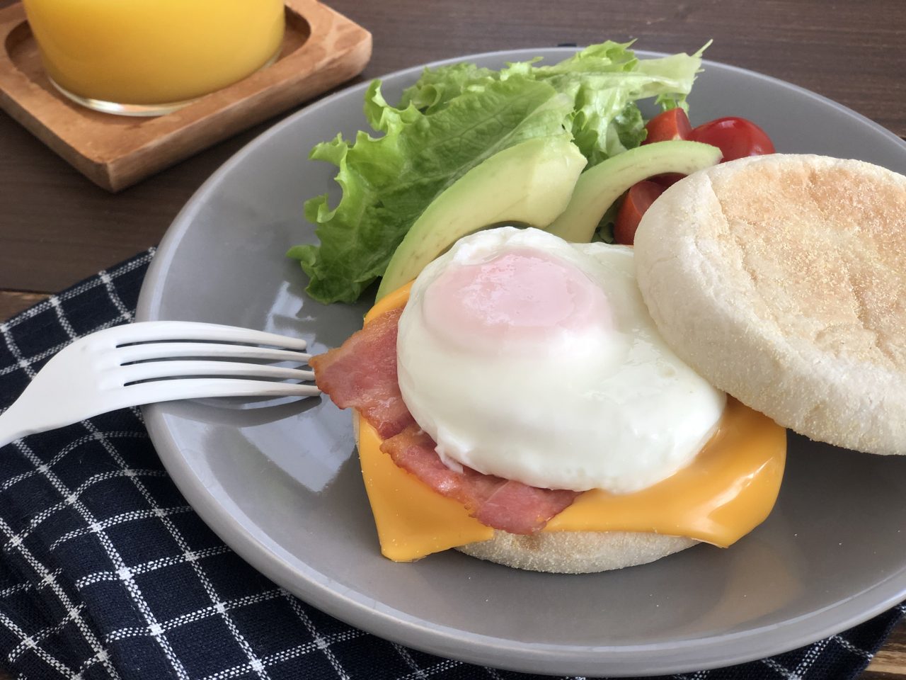 目玉焼きはレンジで時短！おうちで簡単「エッグマフィン」