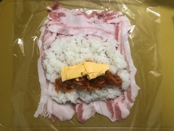 焼肉のたれで簡単おいしい!「キムチーズ肉巻きおにぎり」