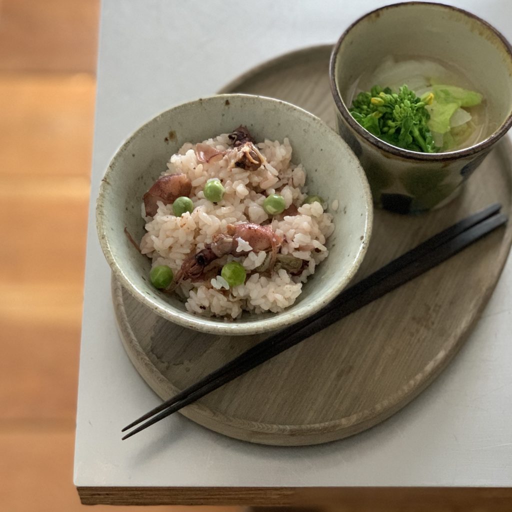 朝読書のおともに♪春らしい「ホタルイカと豆の炊き込みご飯」