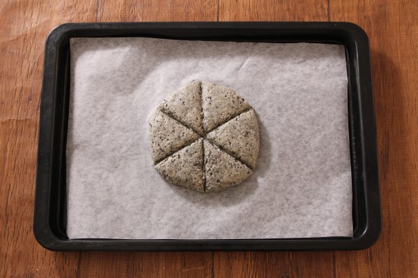 天板と黒ごまスコーンの生地