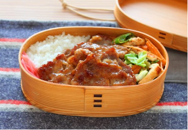 半分に折るのがコツ！「豚しょうが焼き」「キャベツのごまポン酢」2品弁当