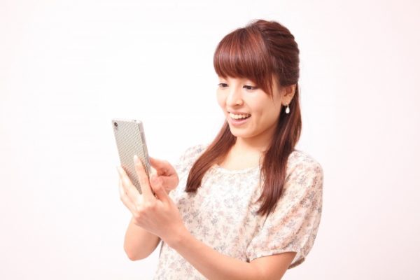 スマホをみる女性