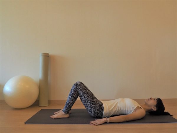 朝は持ち上げてドスン!カチコチの腰をゆるめる「お尻落とし」ストレッチ
