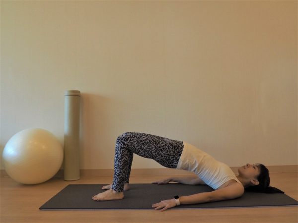 朝は持ち上げてドスン!カチコチの腰をゆるめる「お尻落とし」ストレッチ