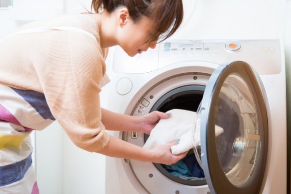 洗濯する女性