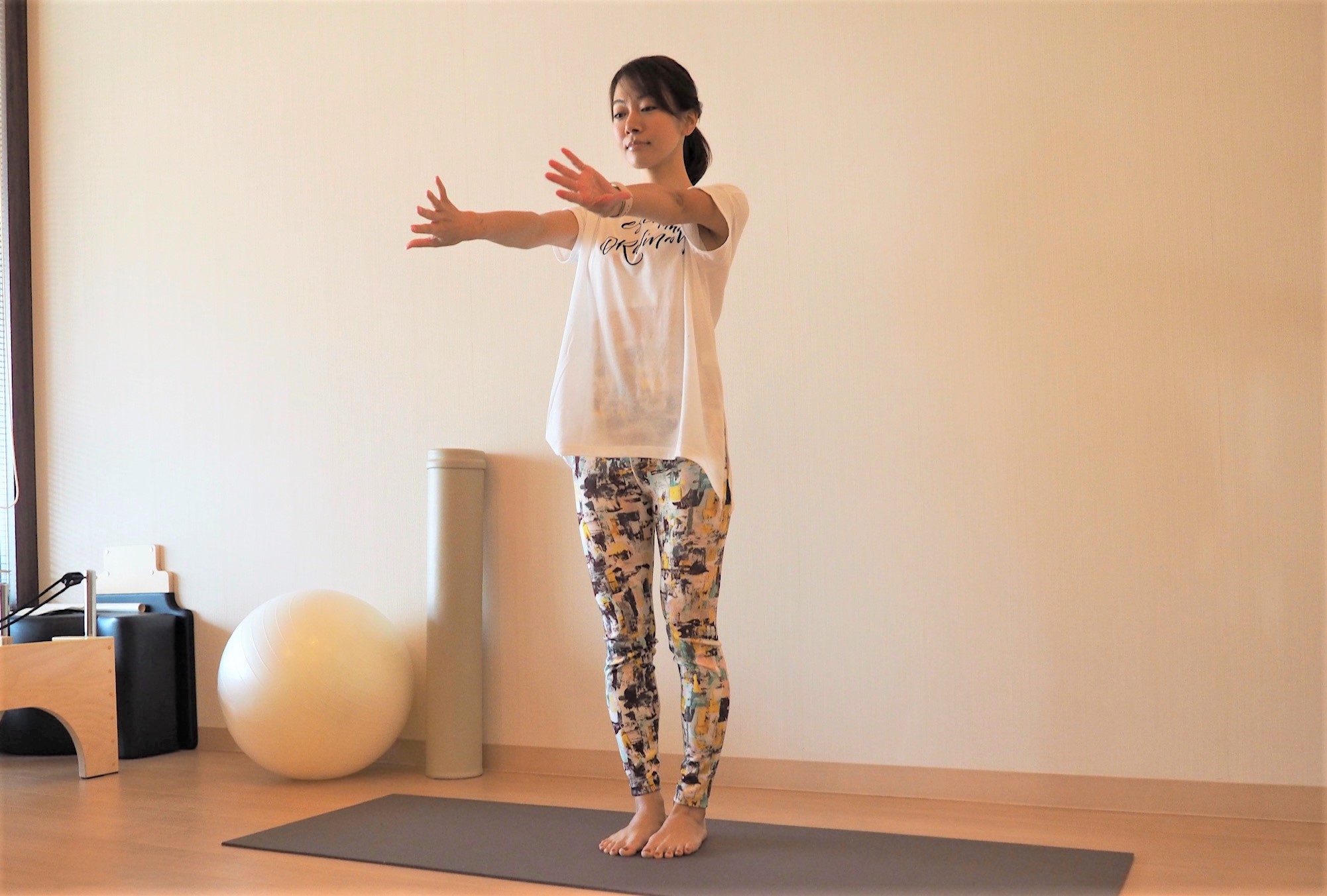 腕の上げ下げがラクになる♪肩甲骨まわりをほぐす「腕ねじりストレッチ」
