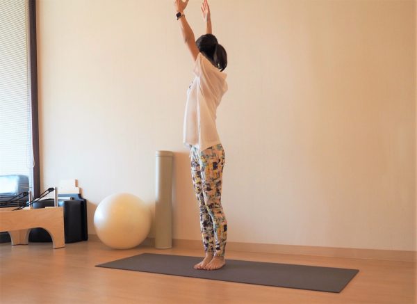 腕の上げ下げがラクになる♪肩甲骨まわりをほぐす「腕ねじりストレッチ」