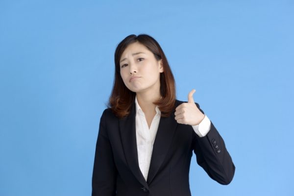 OKサインをする女性