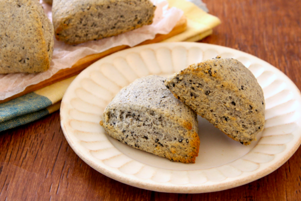たった5分で生地ができちゃう!ホットケーキミックスで簡単「黒ごまスコーン」