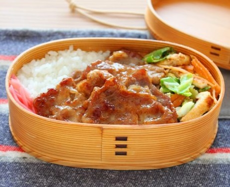 半分に折るのがコツ！「豚しょうが焼き」「キャベツのごまポン酢」2品弁当