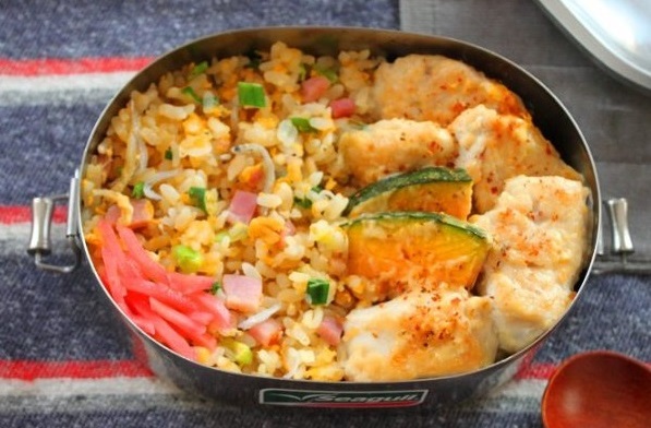 食が進むこってり味！「鶏とかぼちゃの味噌マヨ」「レンジ炒飯」2品弁当