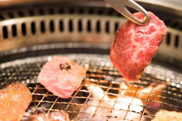 肉を焼く