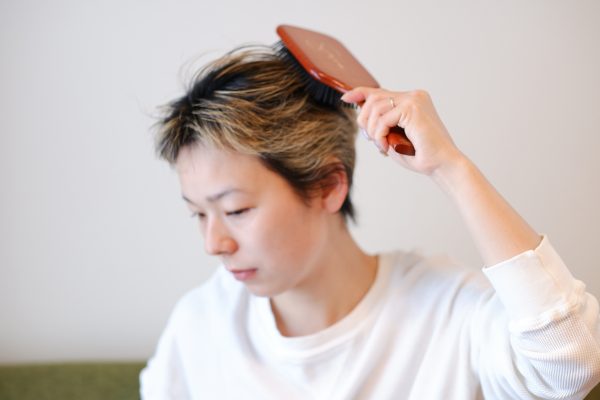 髪をとかすだけじゃない!3ステップで爽快「ヘアブラシ」マッサージ