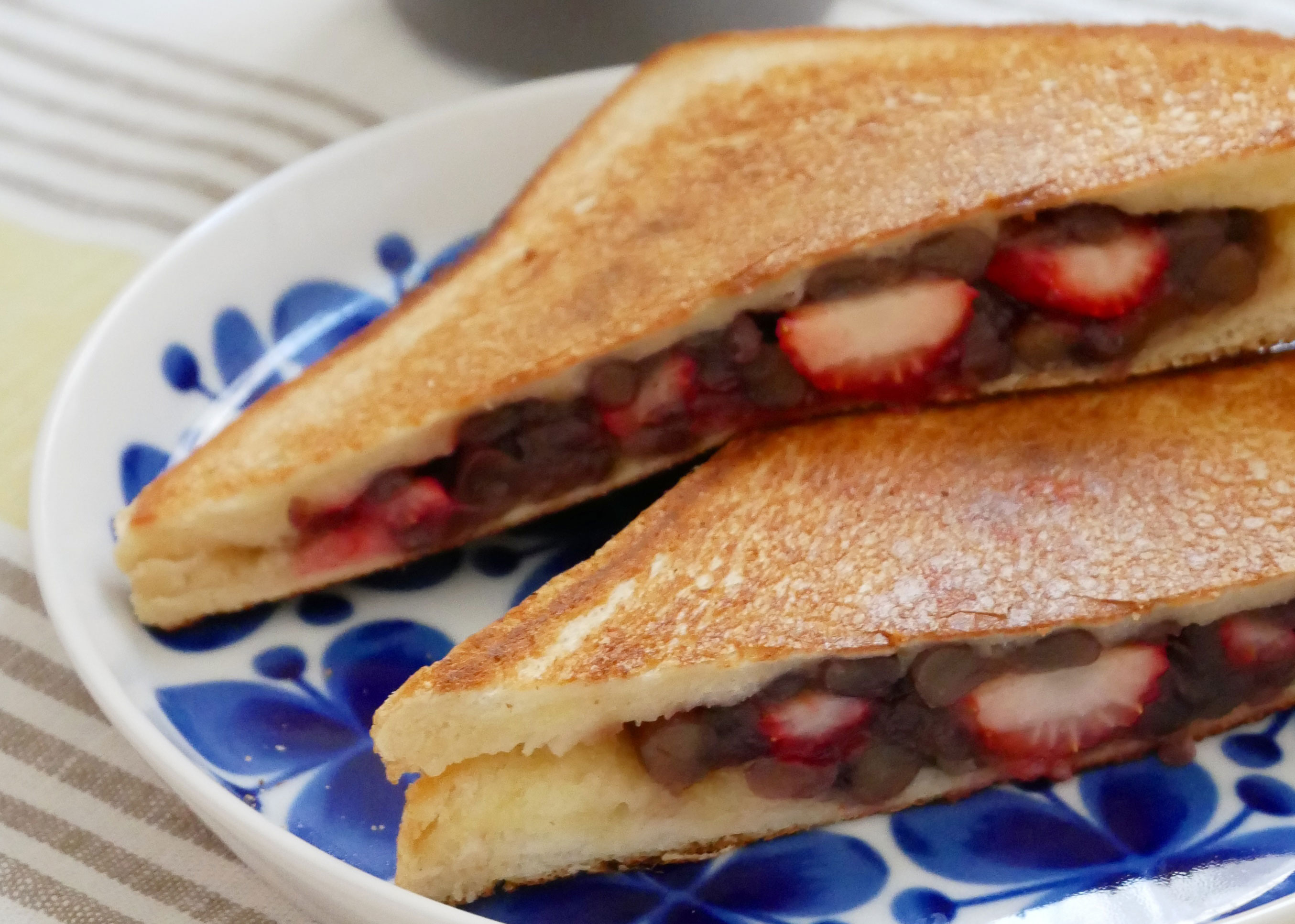 フライパンでカリッと簡単！「いちごと小倉バターのホットサンド」
