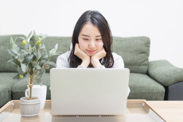 ネットサーフィンをする女性
