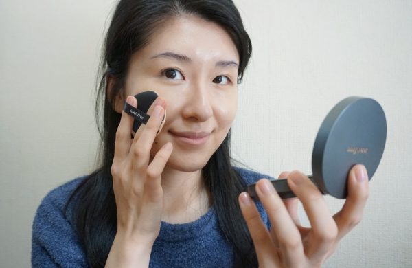 ファンデを塗る