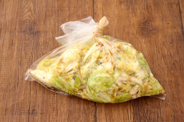 ご飯がすすむ作り置き!材料4つを袋でもむだけ「パリパリキャベツ」