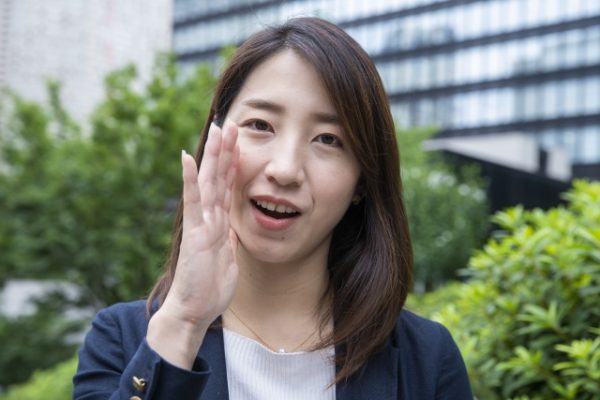 意見を言う女性