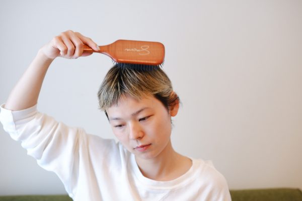 髪をとかすだけじゃない!3ステップで爽快「ヘアブラシ」マッサージ