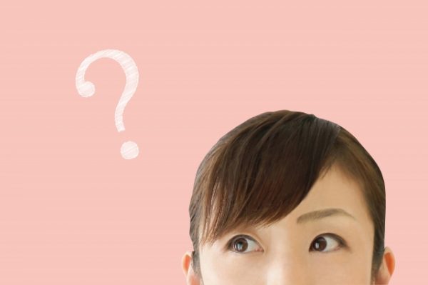 考える女性
