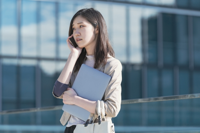 「電話を切る」を2単語の英語で言うと？