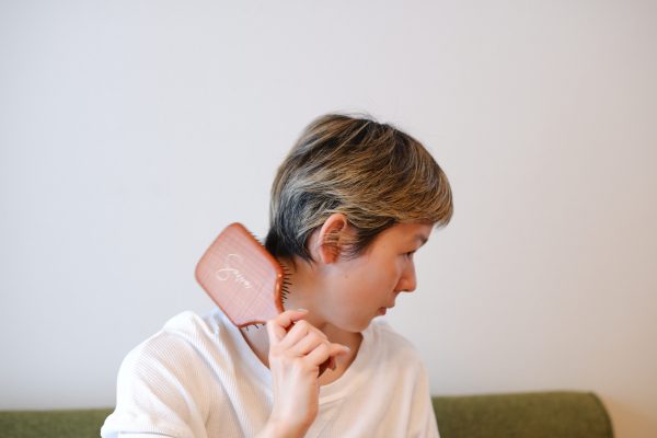 髪をとかすだけじゃない!3ステップで爽快「ヘアブラシ」マッサージ