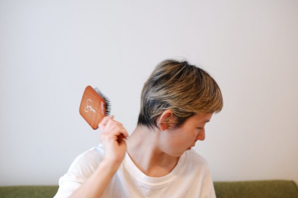 髪をとかすだけじゃない!3ステップで爽快「ヘアブラシ」マッサージ