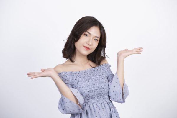 お手上げポーズをする女性