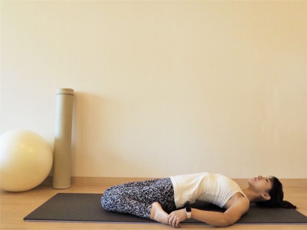 最高に気持ちいい！縮んだ体を引き伸ばす「秘伝のひざ倒しストレッチ」