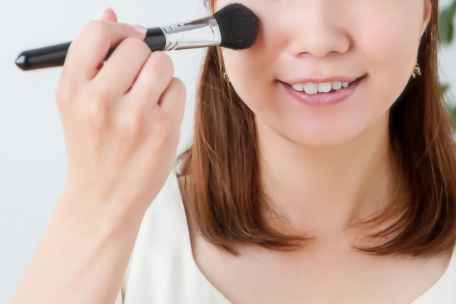 おうちでも美肌で過ごそ♪ブラシで簡単にファンデーションを塗る方法