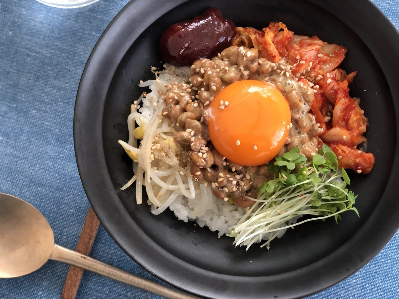 レンジで簡単！具材をのせて混ぜるだけ「納豆ビビンパ」