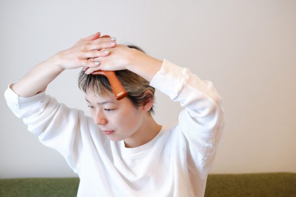 髪をとかすだけじゃない!3ステップで爽快「ヘアブラシ」マッサージ
