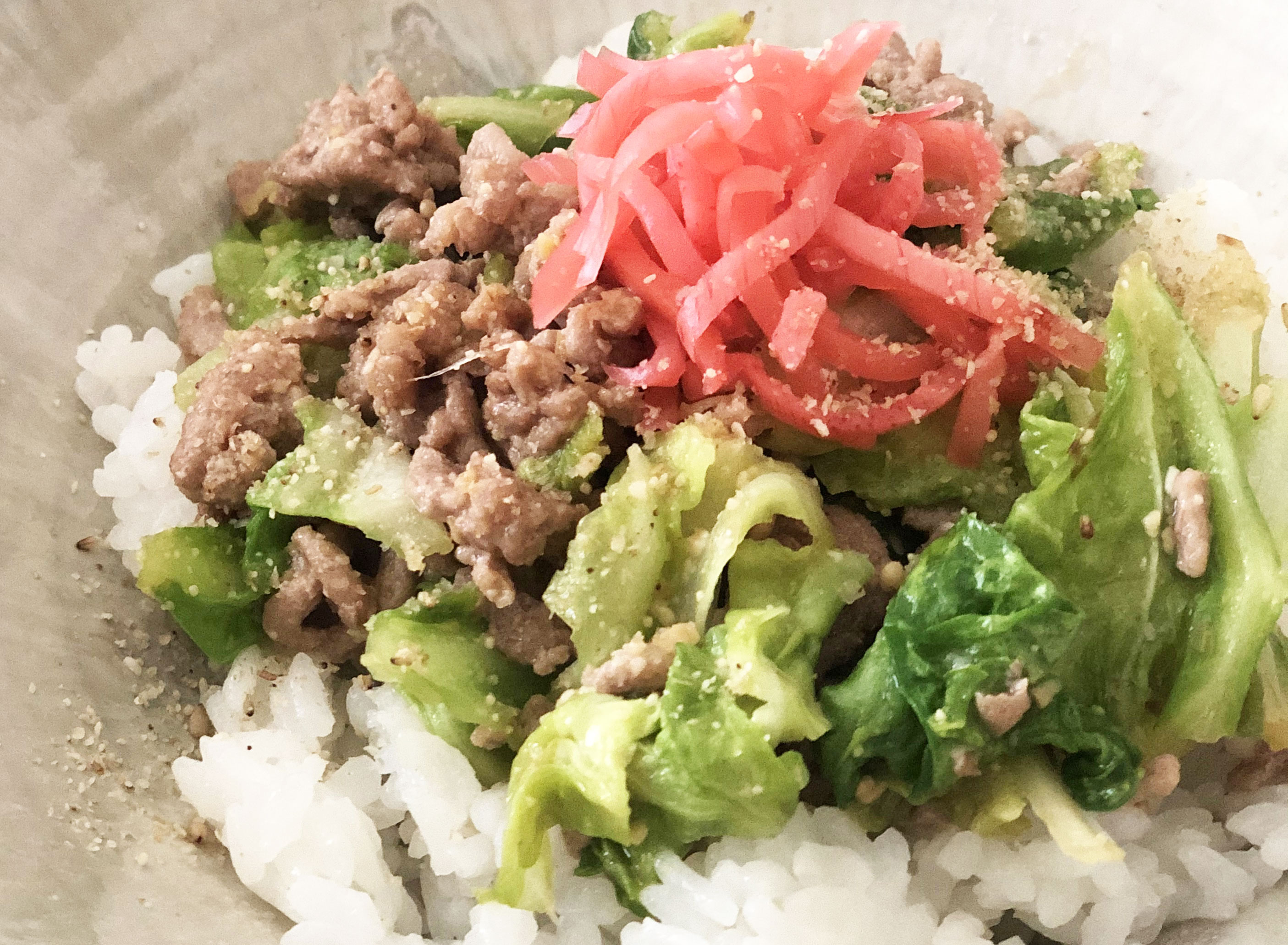 包丁もまな板も使わない！作り置きもできる「春キャベツと豚の味噌そぼろ丼」
