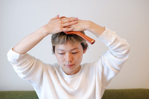 髪をとかすだけじゃない!3ステップで爽快「ヘアブラシ」マッサージ