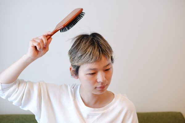 髪をとかすだけじゃない!3ステップで爽快「ヘアブラシ」マッサージ