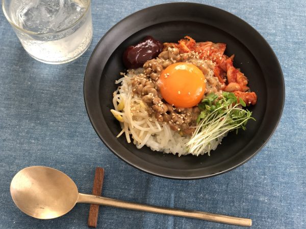 レンジで簡単！具材をのせて混ぜるだけ「納豆ビビンパ」