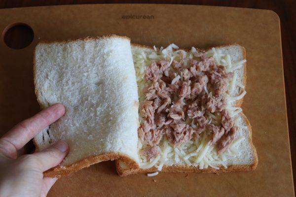 ツナとチーズをはさむ
