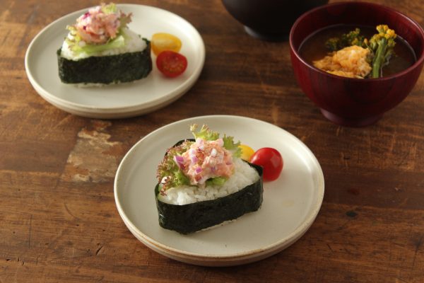 焼き鮭のヨーグルトマリネのっけおにぎり