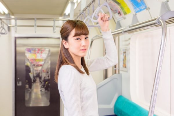 電車に乗る女性